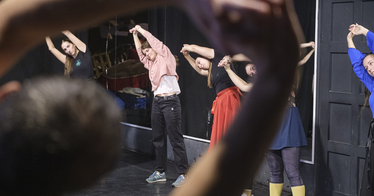 Táncos lábú újságíró